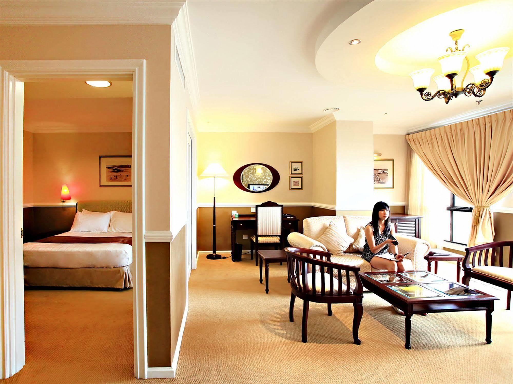 Merdeka Palace Hotel & Suites Kuching Dış mekan fotoğraf